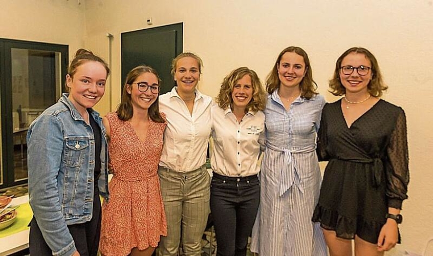V.l.: Der gute Teamgeist im Seeclub Luzern spornt Ladina Christen, Flurina Parrillo, Mael Lange, Jugendtrainerin Stephanie Müller, Flavia und Sonja Lötscher zu Höchstleistungen an.