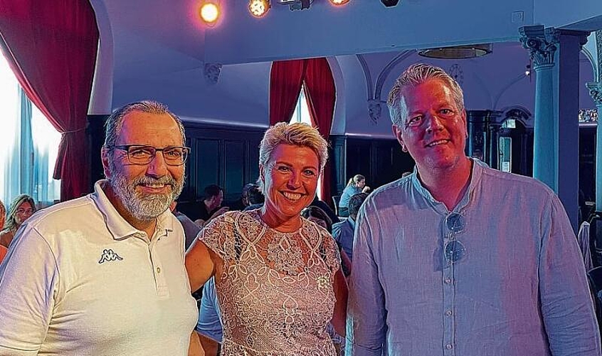 Von links: Für Ivan Wey, Veriset AG, Sandy Oppliger, Electrolux AG, und Marco Gössi, Verwaltungsrat HC Kriens-Luzern AG, war es ein super Anlass mit vielen Highlights. Von links: Für Ivan Wey, Veriset AG, Sandy Oppliger, Electrolux AG, und Marco Gössi, Verwaltungsrat HC Kriens-Luzern AG, war es ein super Anlass mit vielen Highlights.