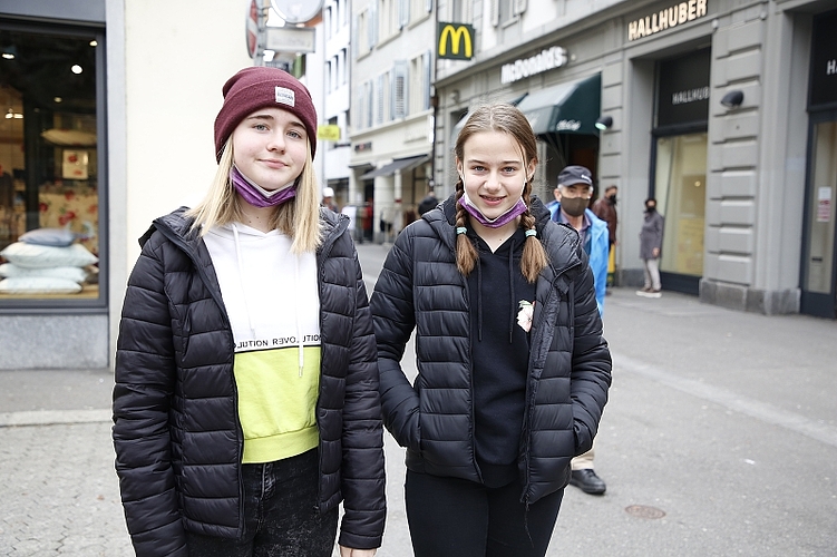Die Zwillinge Aliya (l.) und Ylenia kamen aus dem Kanton Schwyz nach Luzern, um den freien Nachmittag wieder mal mit «Lädele» zu verbringen.