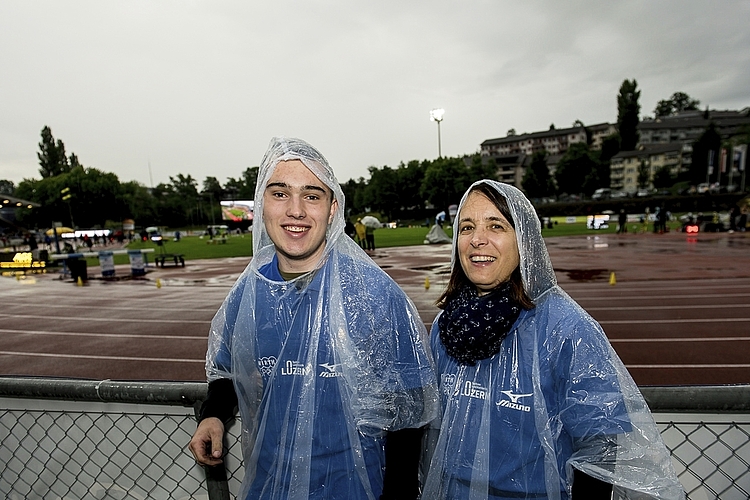 Fabian und Miriam Minder warteten auf den Einsatz für das Aufstellen der Hürden beim 100-Meter-Rennen.