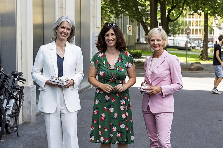 Kantonsratspräsidentin Ylfete Fanaj (Mitte) gratuliert den beiden Wiedergewählten Franziska Bitzi (l.) und Manuela Jost.