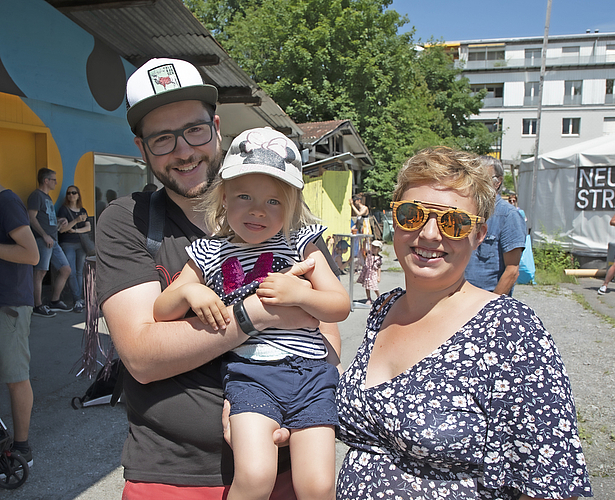 Von links: Martin, Andrea und Emily Bucher aus Kriens sind letztmals zu dritt, eigentlich zu viert am Anlass, nächstes Jahr mit Kinderwagen.