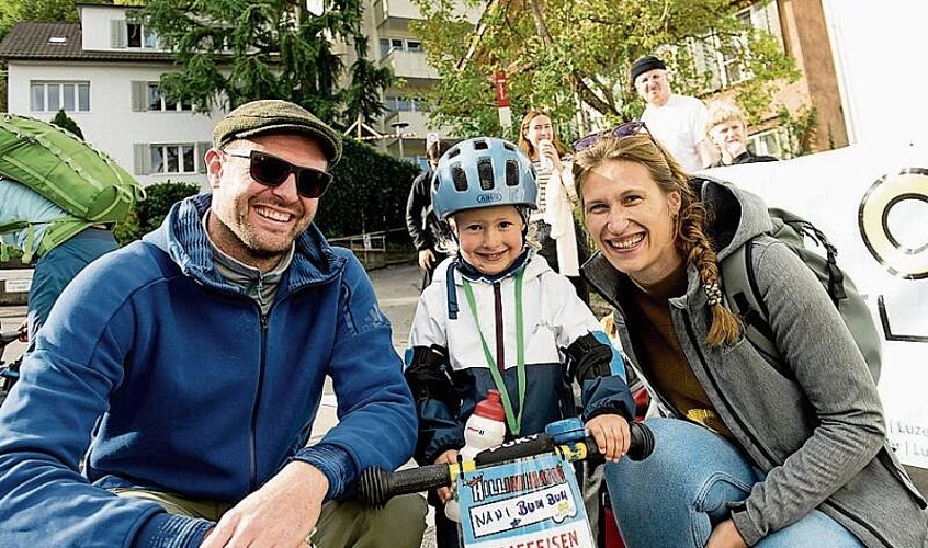 Von links: Liv Hermann, Marisa und Angela Reati sowie Martina Hermann. Als neugierige Anwohnerinnen finden sie es eine coole Sache, dass im Quartier etwas läuft.