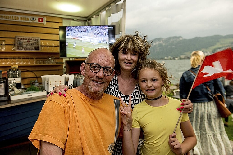 Familie Muri mit Chregu, Claudia und Jenny (v. l.). Der Vater erzählte stolz, sie hätten noch drei Längen geschwommen und genossen danach zum Fussball ein Nachtessen.