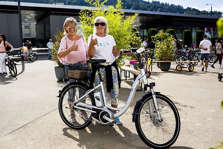 Anna Winiger (links) und Rosa Maria Gabriel schnappten sich ein E-Bike und blicken nun einer hoffentlich positiven ersten Erfahrung mit einem elektrischen Drahtesel entgegen.