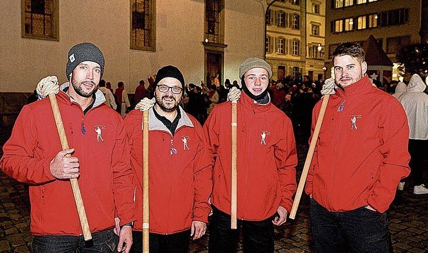 Von links: Die Geisslechlöpfer Littau mit Thomas Haldi, Thomas Schärli, Bryan Renggli und Jonas Manser vertrieben mit ihren Geisseln die bösen Geister beim Umzug durch die Stadt.