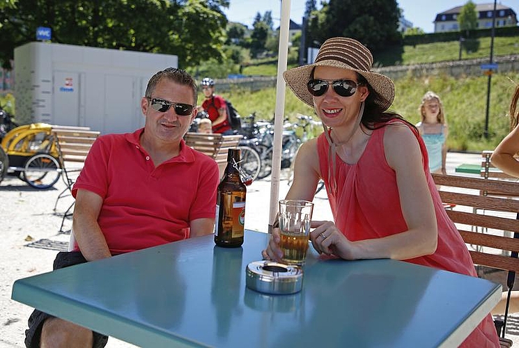 Sonnenschein und entspannen bei einem feinen Drink. Urs und Gwendolin.