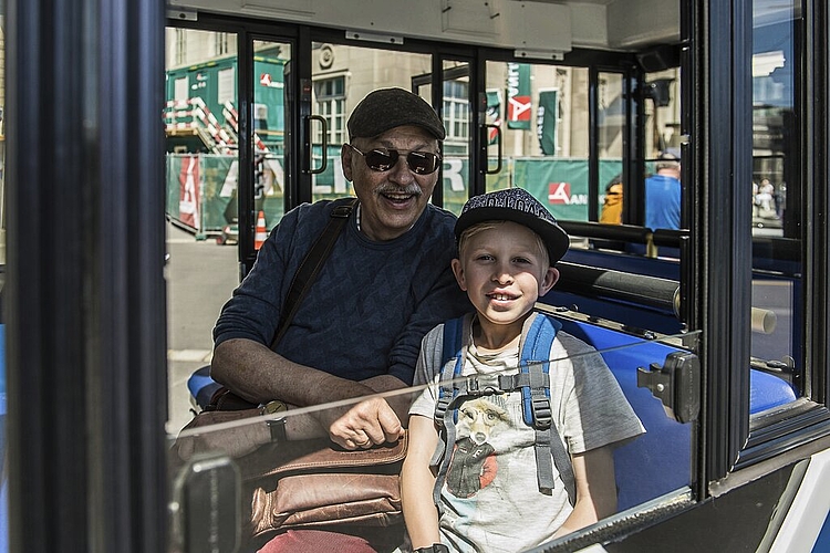 Andrin (r.) erzählt, dass er zusammen mit Thomas Grünwald (l.) nach der Tour in einer Buchhandlung Panini-Bildli kaufen werde.