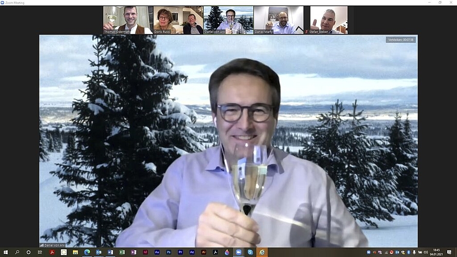 Daniel von Arx, Leiter Kommunikation und Mediensprecher bei der LUKB, versprühte mit seinem Hintergrundbild die passende Stimmung.