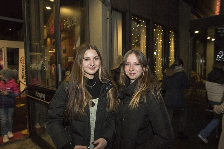 Julia Schumacher (links) und Morena Sidler. «So gut, dass die gleichgeschlechtliche Liebe in der Unterhaltung Platz gefunden hat», meinten sie nach der Premiere.