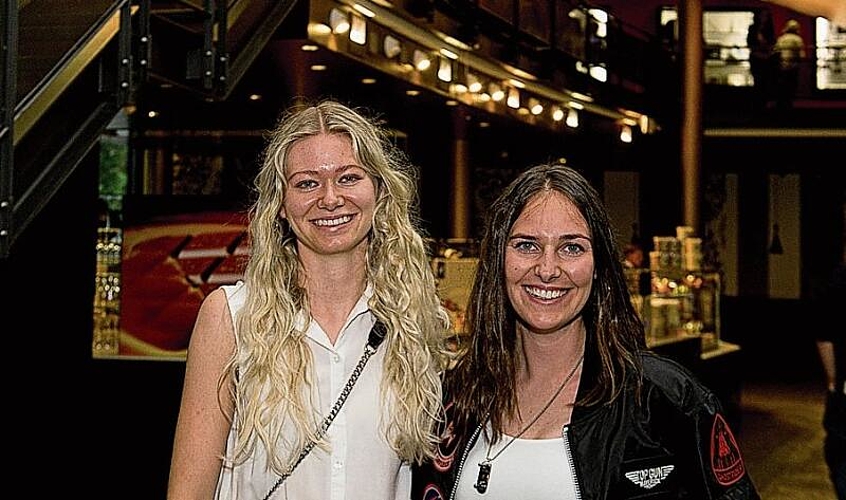 Sabrina Lauber (links) und Rachele Gut. Als Kind hatten sie die erste Version des Films gesehen und hatten das zum Film passende Outfit ausgewählt.