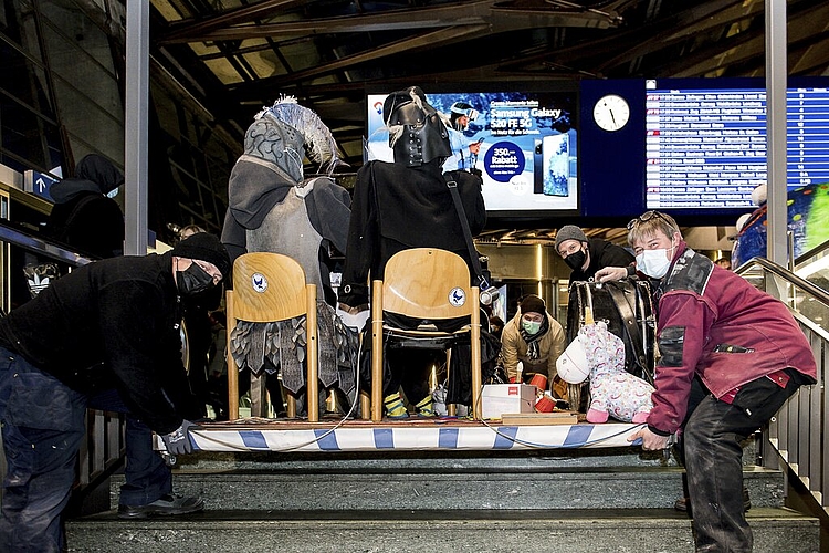 Jessica Sommerhalder, Roli Bucher, Meindert Wittkemper, Thomas Bitterli, Christoph Gabrys und Sonja Habegger (v. l.) von den Lozärner Kracher mit «Zusammensitzen in der Corona».