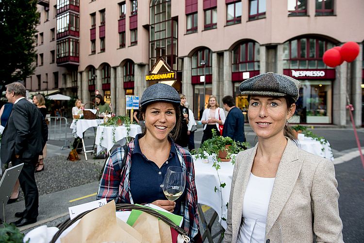 Top organisiert finden Lydia (l.) und Marlene Oswald das Premieren-Picknick.