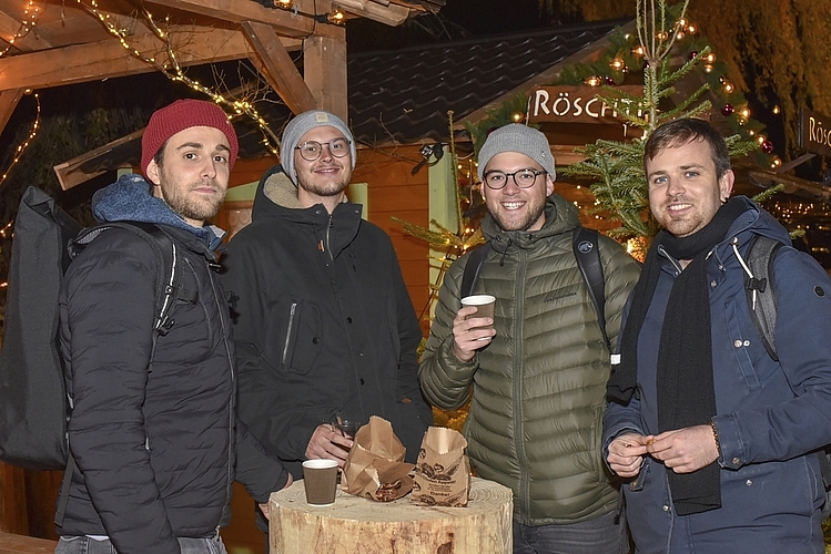 Von links: Philipp Gasser, Joel Renggli, Michael Stutz und David Weber starteten das Wochenende mit Glühwein und Marroni.