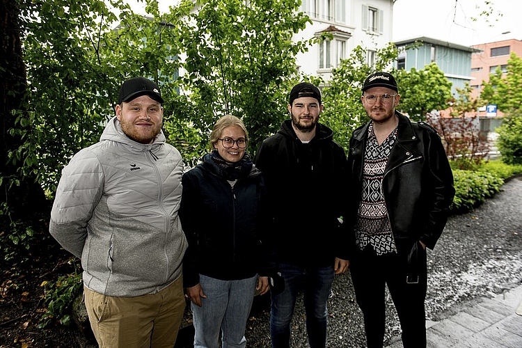 Florian Schmid (links) hat an der Ticketverlosung das grosse Los gezogen. Er war mit Janine Gubler, Noah Lichtsteiner und Aron Lichtsteiner am Match dabei.