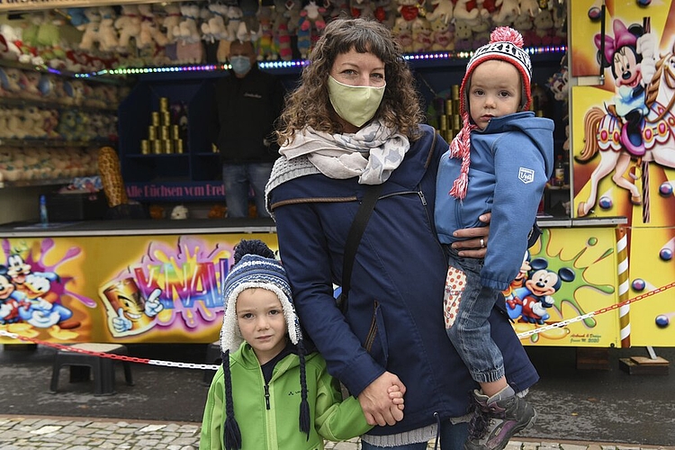 Maurin, Michèle und Jaro Kälin (von links): Die Buben haben den ganzen Aufbauprozess der Minichilbi beobachtet und jeden Tag nachgefragt, wann es endlich so weit ist.