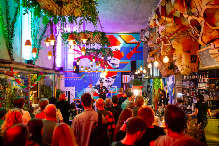 Bunte Sache, bunte Location: Das Pink Panorama Festival und das Treibhaus harmonisieren perfekt miteinander.