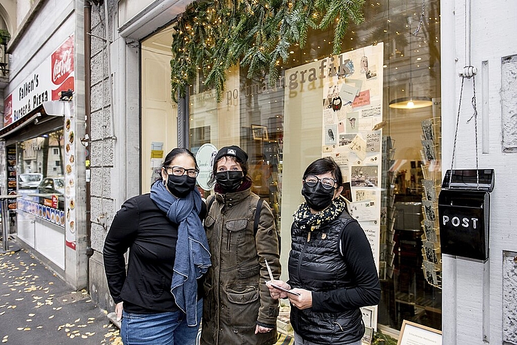 Yvonne Portmann (l.) und Margherita Delussu (r.) zeigen Leandra Bombelli, wie der Wettbewerb funktioniert.