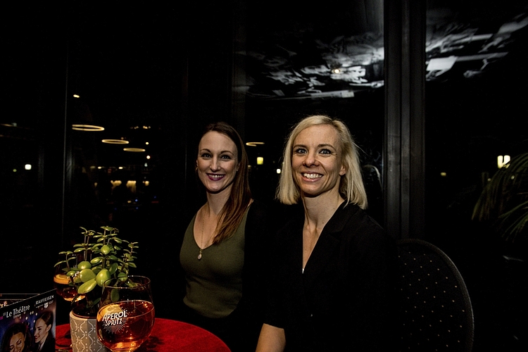 Cécile Lehner (links) und Luzia Aschwanden-Walker. Luzia hat im Musical Drachenstein mitgewirkt. An der Premiere waren sie als Zuschauerinnen dabei.