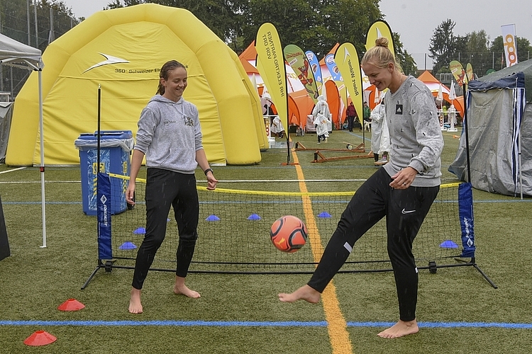 Andrea Morger (links) und Celine Küttel von den Beachkings Emmen trotzen jonglierend dem Regen.