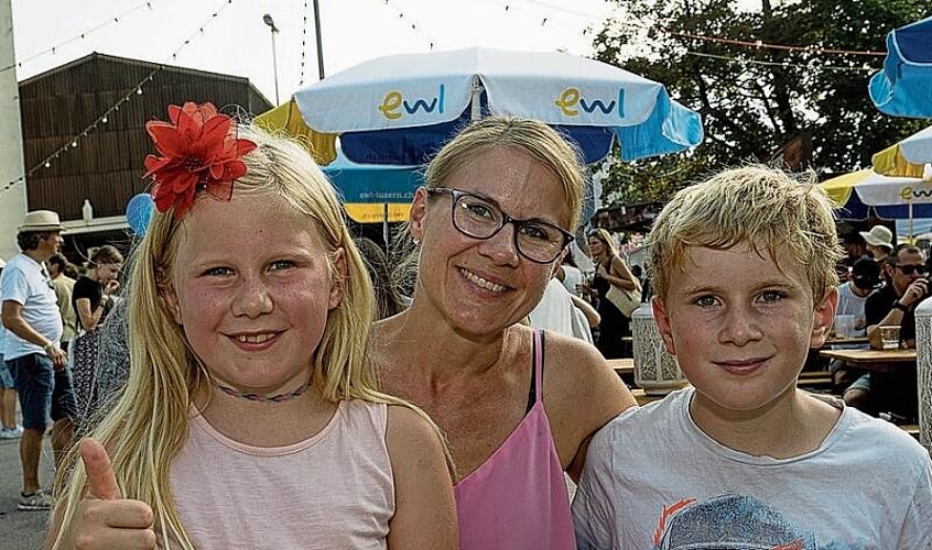 Von links: Nina, Silvia und Tobias Moser. Nina hatte viel Spass,
und die Pommes frites mit Kräutern schmeckten Tobias sehr. Von links: Nina, Silvia und Tobias Moser. Nina hatte viel Spass, und die Pommes frites mit Kräutern schmeckten Tobias sehr.