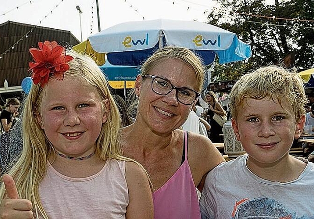Von links: Nina, Silvia und Tobias Moser. Nina hatte viel Spass, 
         
         
            und die Pommes frites mit Kräutern schmeckten Tobias sehr.