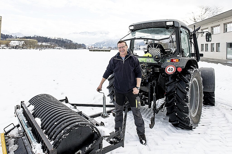 Normalerweise präpariert Walter Lipp mit seinem Traktor die Loipen für den Verein Pro Eigenthal Schwarzenberg. Für einmal stand er auf der Allmend in Luzern im Einsatz.