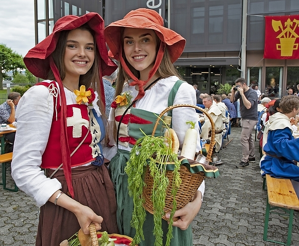 Léonne und Lou Medici, die Töchter des Fritschivaters, sind Covid-bedingt bereits im zweiten Jahr mit Freude an der Seite ihrer Eltern im Einsatz.