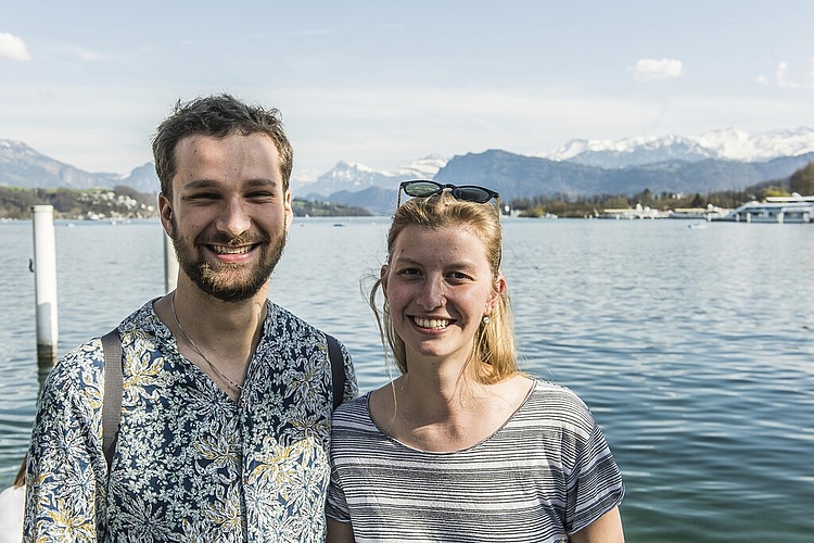 Jan Heinimann und Catherine Plichta hören gerne Literatur-Podcasts und haben am 1. April bemerkt, dass ein Buchkapitel klammheimlich ausgetauscht wurde.