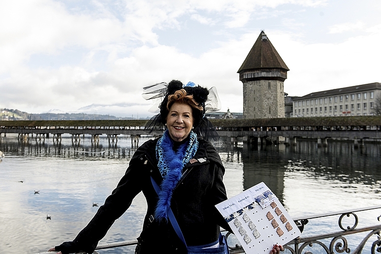 Brigitte Lingg verkauft mit Begeisterung seit Jahren Plaketten und wird mit Schwung an der Fasnacht unterwegs sein.