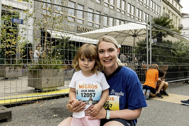 Die drei Jahre alte Julie Nora absolvierte den Stadtlauf mit Nicole Fenner.