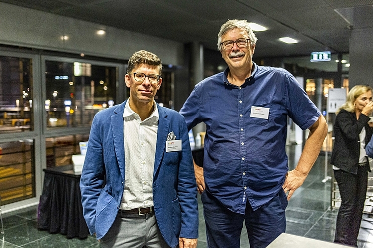 Jérôme Martinu, Chefredaktor der «Luzerner Zeitung» (l.), moderierte den Abend, während Gymnasiallehrer und Historiker Jürg Stadelmann seine Schüler zum Podium mitbrachte.