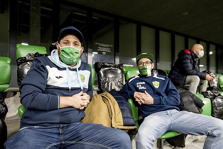 Sandro Studhalter und Timo Imgrüth (von links) sind spontan an den Match gekommen und geniessen es, unter dem Dach im Trockenen zu sitzen.