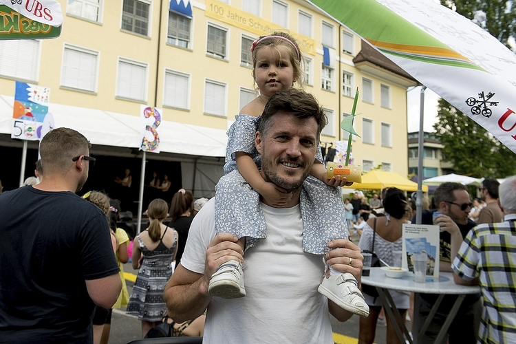 Lena und Pascal Renggli. Lena hatten die Seifenblötterli am bes Lena und Pascal Renggli: Lena hatten die «Seifenblööterli» am besten gefallen.