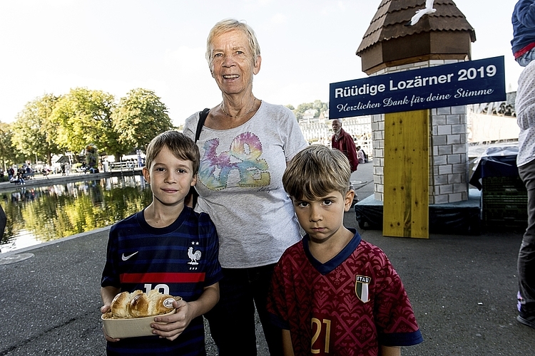 Sie assen den Zopf auf dem Platz: Moritz Steiner, Ruth Steiner und Alec Bringold (von links).