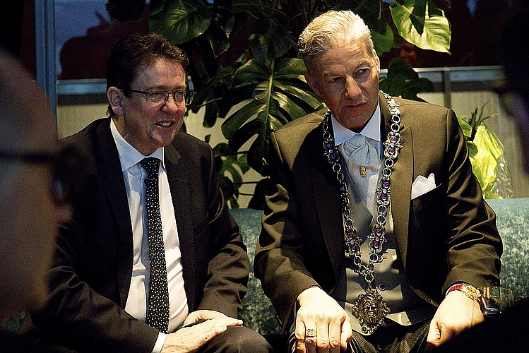 Bundesrat und Ehrengast Albert Rösti (links) mit Zunftmeister und Fritschivater Daniel G. Widmer.