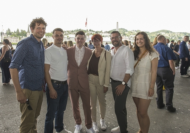 Von links: Ramon Geiger, Joel Faden, Noah Seeholzer mit Karin, R