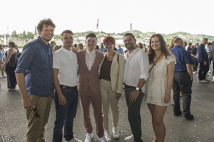 Von links: Ramon Geiger, Joel Faden, Noah Seeholzer mit Karin, R V. l.: Ramon Geiger, Joel Faden, Noah Seeholzer mit Karin, Ruedi und Erja Seeholzer. Noah erzählte, dass er nervös gewesen sei an der mündlichen Prüfung, aber diese mit Bravour bestanden habe.