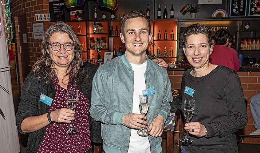 Von links: Medienverantwortliche Esther Specker zusammen mit den Pink-Panorama-
Vorstandsvorsitzenden Manuel Bamert und Esther Helfenstein.