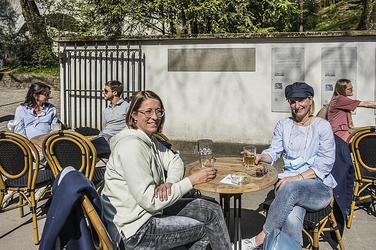 Spontan die physische Freundschaft pflegen Sibylle Gerber (l.) und Kathrine Arnet auf der Terrasse des «Alpineums».
