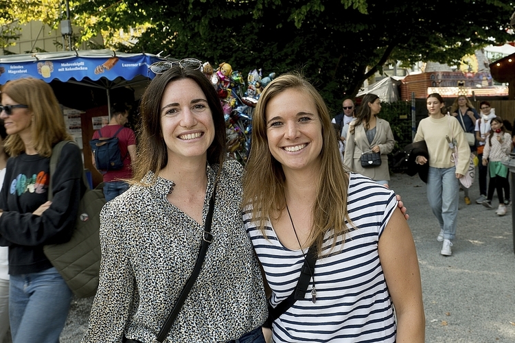 Die Luzernerinnen Tina Kaderli (l.) und Michelle Kirchhofer, woh Die Luzernerinnen Tina Kaderli (links) und Michelle Kirchhofer, wohnhaft in Zürich und im Bündnerland – ein Grund, in die Heimat zu kommen wegen der Määs und des Magenbrots.
