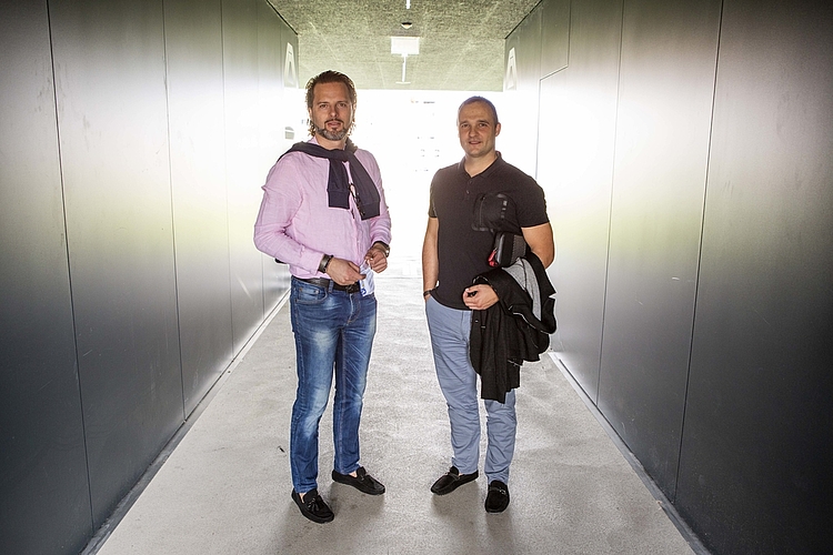 Shqiprim Berisha (links) und Samuel Haas aus der Geschäftsleitung des Zürcher Grasshopperclubs schätzen die kleine Kulisse in Kriens.