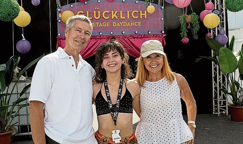 Von links: Familie Zumstein mit Fredy, Lorena und Patricia.
Lorena Julia trat mit Nicky B Fly auf der Bühne beim ersten Showact auf. Von links: Familie Zumstein mit Fredy, Lorena und Patricia. Lorena Julia trat mit Nicky B Fly auf der Bühne beim ersten Showact auf.