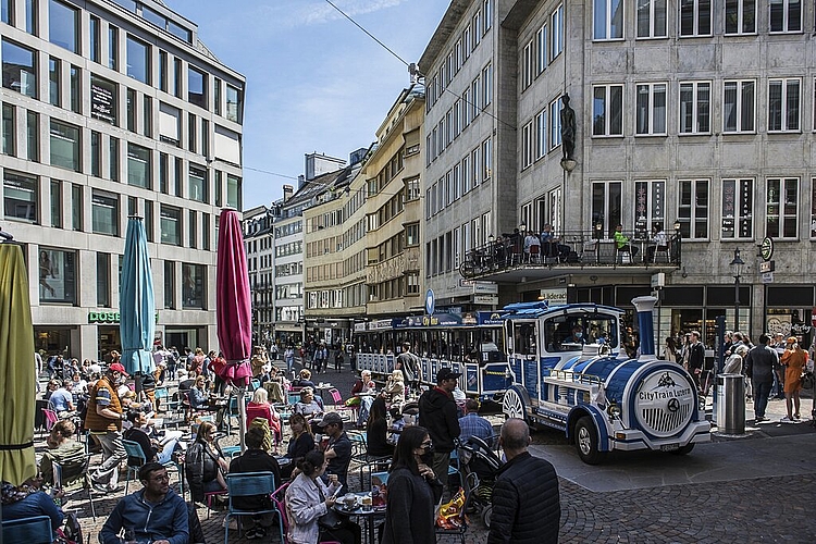 Der City-Train für einmal auf einer ungewohnten Route vom Schwanenplatz über den Falkenplatz–Mühleplatz–Franziskanerplatz–Helvetiagärtli–Pfisterngasse–Theaterplatz und zurück zum Schwanenplatz.