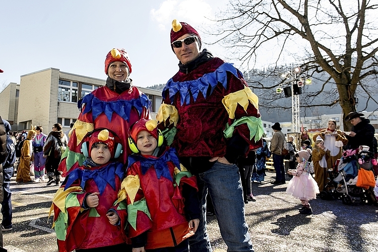 Nicole und Dirk Gollbach mit den Kindern Fynn (links) und Nils. Am Sonntag gehört es dazu, an die Kinderfasnacht in Littau zu gehen und die Tradition weiterzugeben.