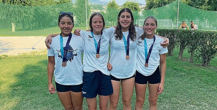 Die stolzen Bronzemedaillengewinnerinnen der 4 × 100 m-Freistil-Staffel: (von links) Yanna Souza Bregant, Noemi Schumacher, Leona Giaimo und Shayenne Waser.Bild: zvg