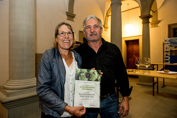Die Herbstabfüllung von Ruth und Joe Kempf aus Silenen UR, siegte mit ihrem Buchholzertröpfli Pinot noir 2018 in der Kategorie Blauburgunder sortenrein.