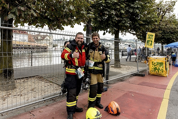 Philip Morgenthaler (links) und Christian Stocker von der freiwilligen Feuerwehr. Sie absolvierten die 1,5 km lange Strecke mit 25 kg Gewicht, Sauerstoffflaschen und Maske.