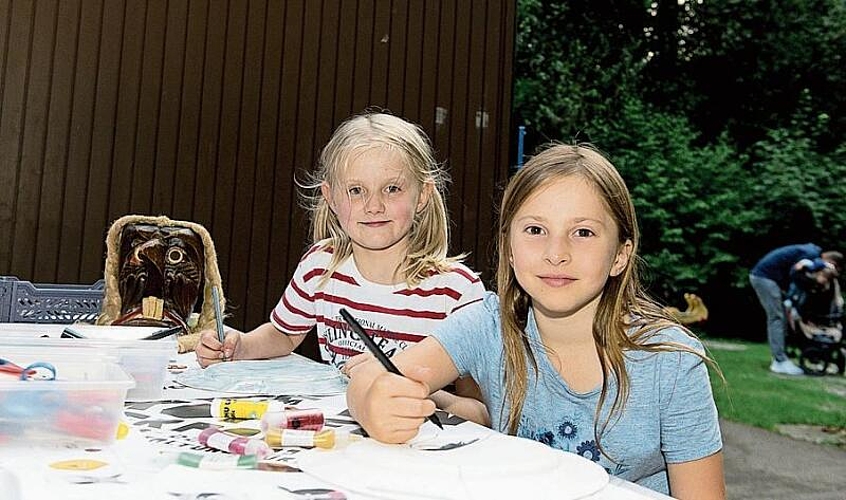Nora Tut (links) und Johanna Bernhard malten und bastelten Masken