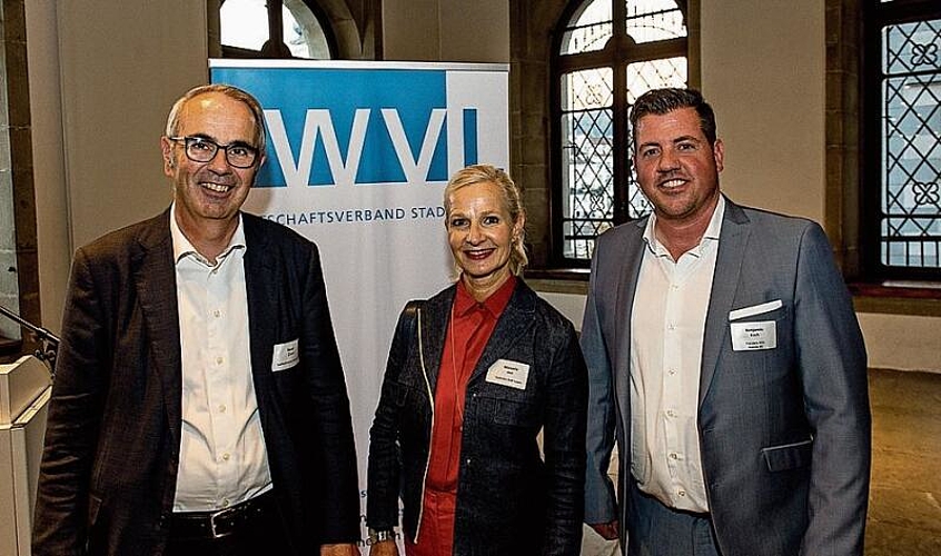 Nach Abschluss der Session ging es zum Behördenapéro (v. l.): Sonja Döbeli (FDP), Stefan Sägesser (GLP), Lisa Zanolla (SVP), Patrick Zibung (SVP), Jörg Krähenbühl (SVP) und Thomas Gfeller (SVP).